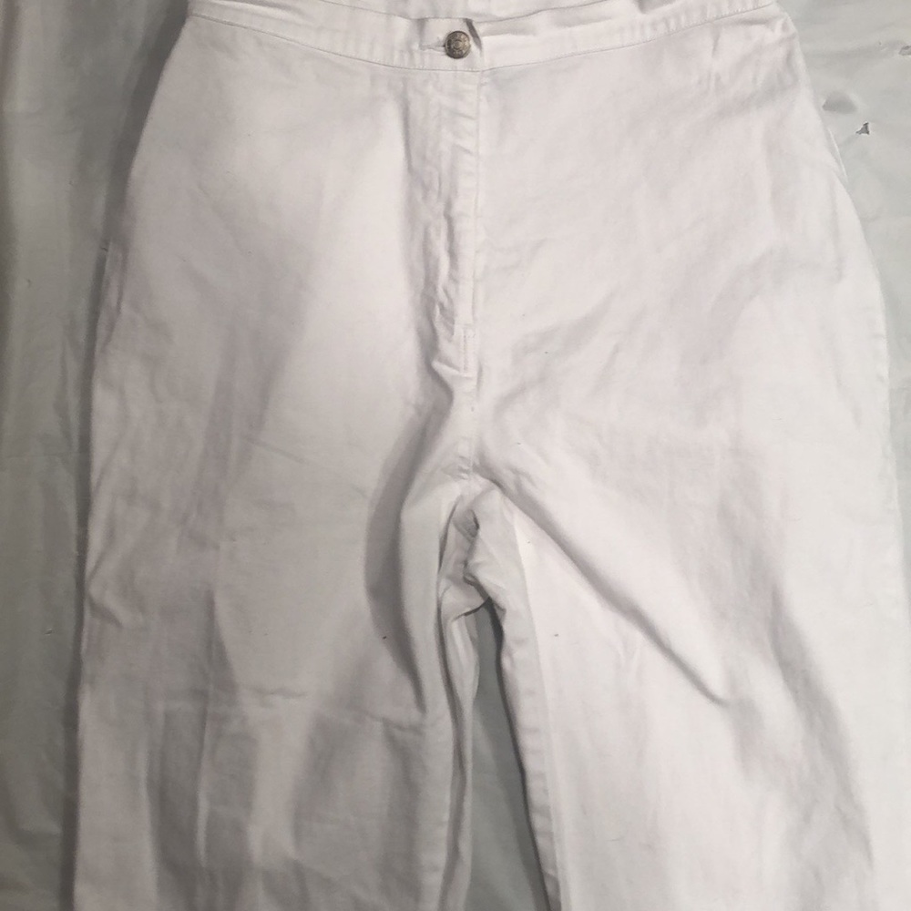 Denim & Co capris in white. With embroidery detail and a cotton blend size large - Picture 6 of 16